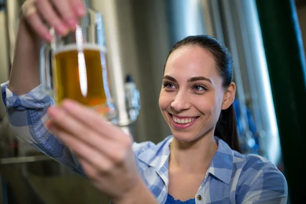 Primer plano de cervecera hembra probando cerveza — Foto de Stock