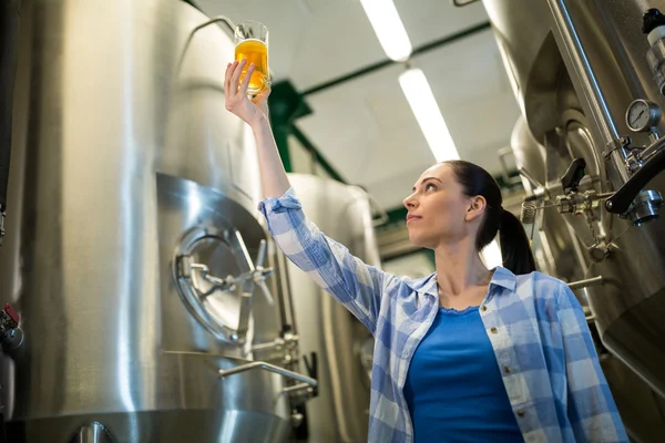 Vrouwelijke Brouwer testen bier — Stockfoto