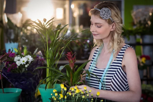 Kvinnliga florist förbereder blombukett — Stockfoto