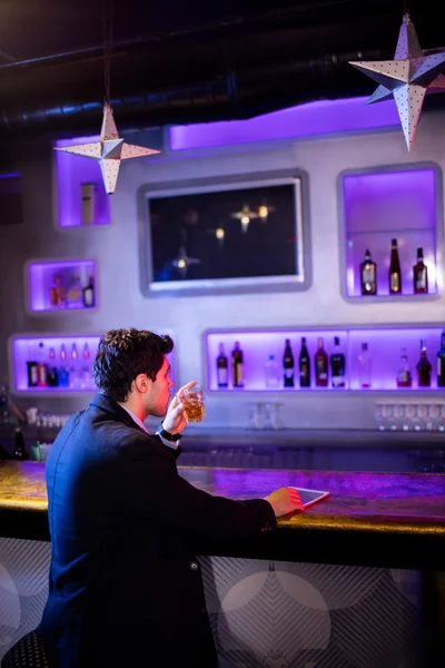 Man having beer at bar counter — Stock Photo, Image