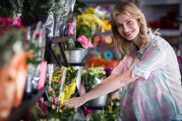 Щаслива жінка-флорист готує квітковий букет — стокове фото