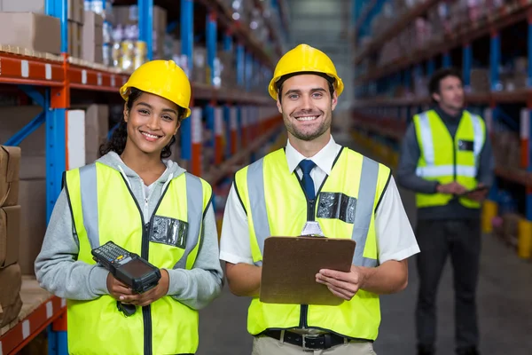 Lächelnder Arbeiter mit gelber Warnweste blickt in die Kamera — Stockfoto