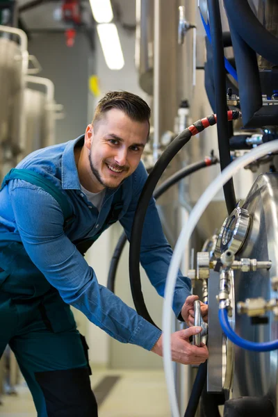 Maintained worker working at brewery — Stock Photo, Image