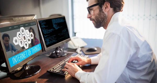 Zakenman met een bril op computer werkt — Stockfoto