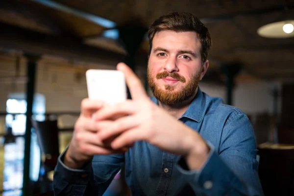 Mensajería de texto hombre en el teléfono móvil —  Fotos de Stock