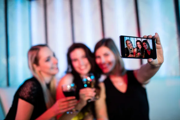 Vrienden nemen van een selfie vanaf mobiele telefoon — Stockfoto