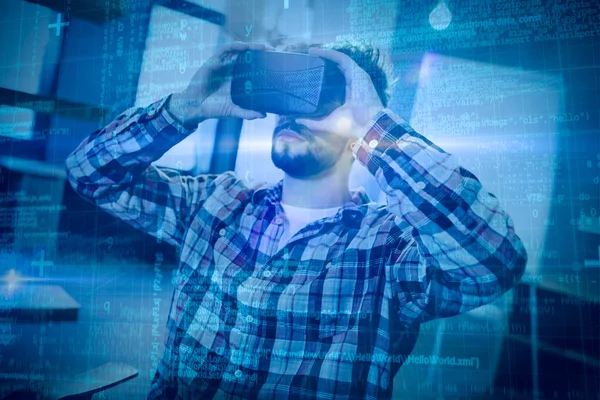 Man using virtual reality headset — Stock Photo, Image