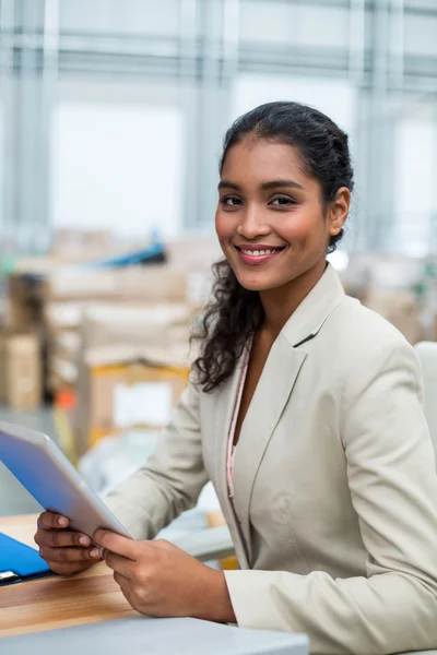 Retrato de gerente está sorrindo e segurando um tablet — Fotografia de Stock