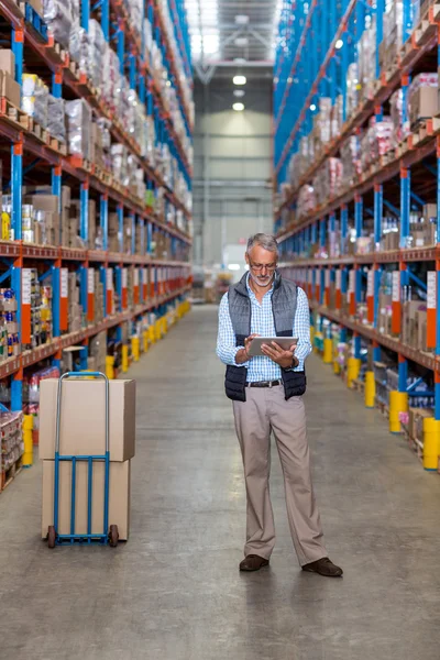 Empresario usando tableta digital — Foto de Stock