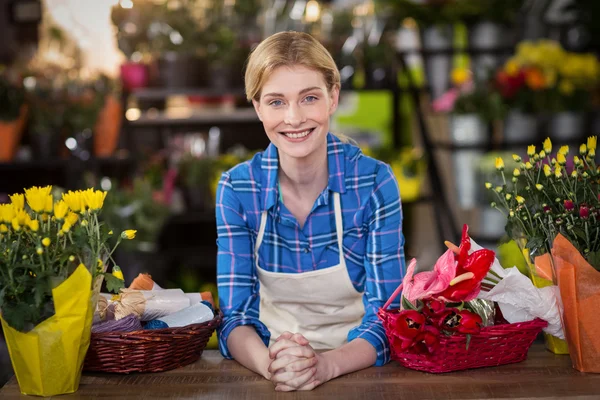 Porträtt av kvinnliga florist leende — Stockfoto