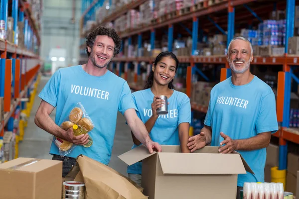 Buon volontario posa e sorride durante il lavoro — Foto Stock