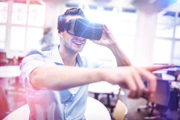 Man med hjälp av virtual reality-enhet — Stockfoto