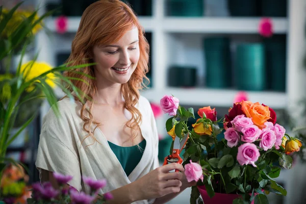 Florista feminina preparando buquê de flores — Fotografia de Stock