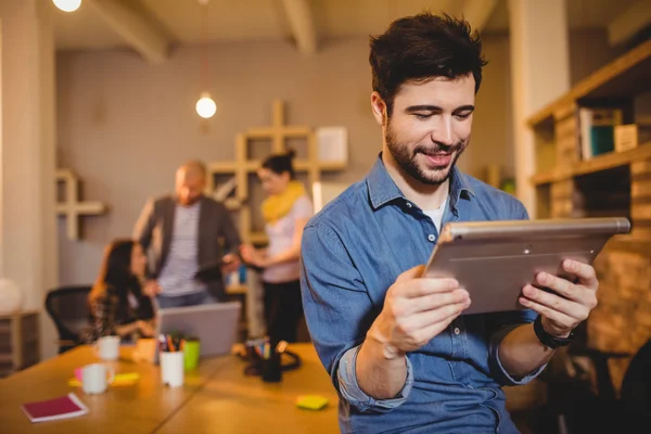 Graphic designer using digital tablet — Stock Photo, Image