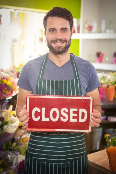 남자 플로리스트를 들고 그의 꽃집에서 간판을 폐쇄 — 스톡 사진