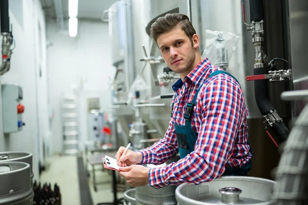 Onderhoud werknemer schrijven op Klembord — Stockfoto