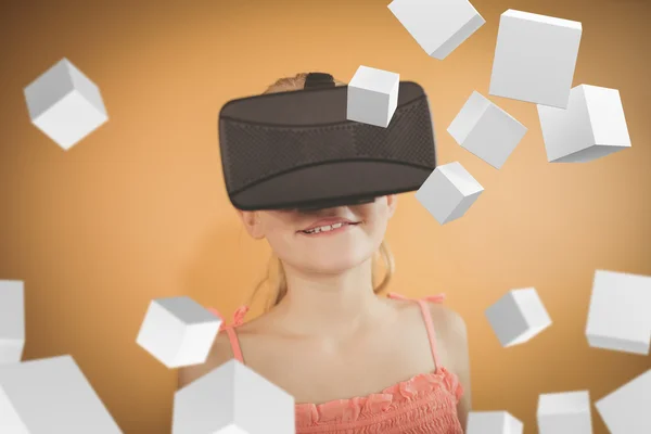 Menina usando o dispositivo de realidade virtual — Fotografia de Stock