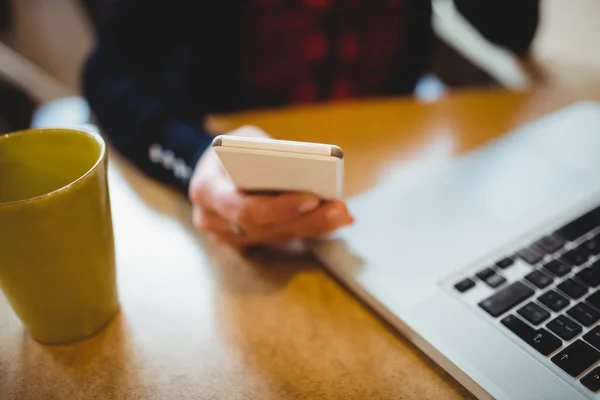 Vrouw met mobiele telefoon — Stockfoto