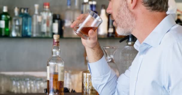 Бизнесмен пьет стакан виски — стоковое видео