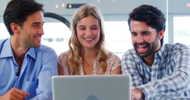 Amigos interactuando usando laptop — Vídeo de stock