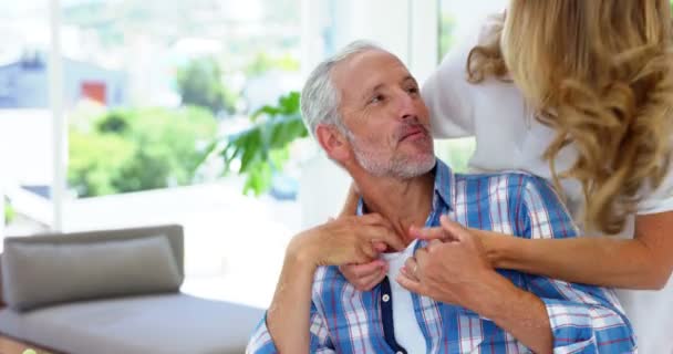 Äldre par omfamnar varandra — Stockvideo