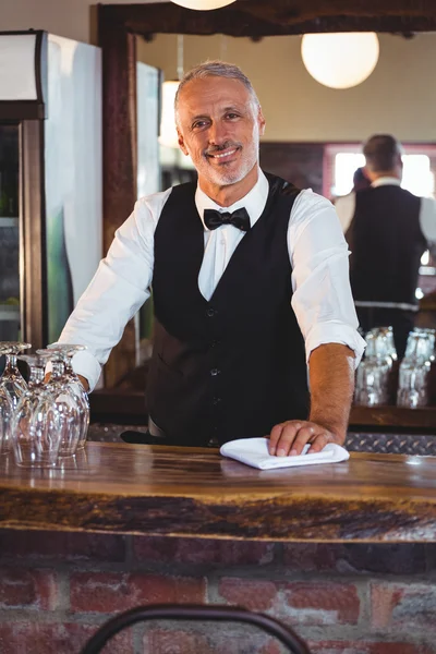 Portrét barman čištění barovým pultem — Stock fotografie