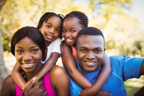 Gelukkige familie samen poseren — Stockfoto