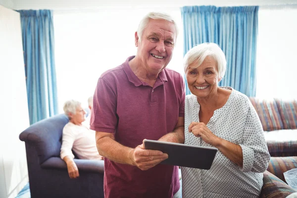 Smiling senior people looking at the camera — Stock Photo, Image