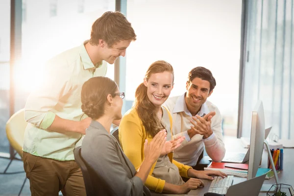 Empresarios aplaudiendo en la reunión — Foto de Stock