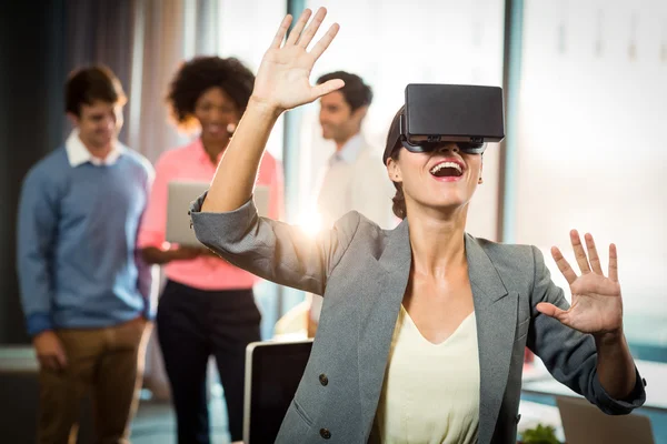 Zakenvrouw virtuele bril — Stockfoto