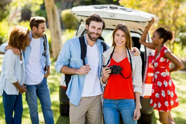 Porträtt av par står med armen runt i parken — Stockfoto