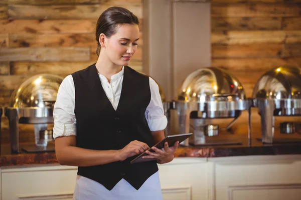 Waitress using a tablet — Stock Photo, Image