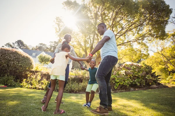 Familia feliz disfrutando juntos —  Fotos de Stock