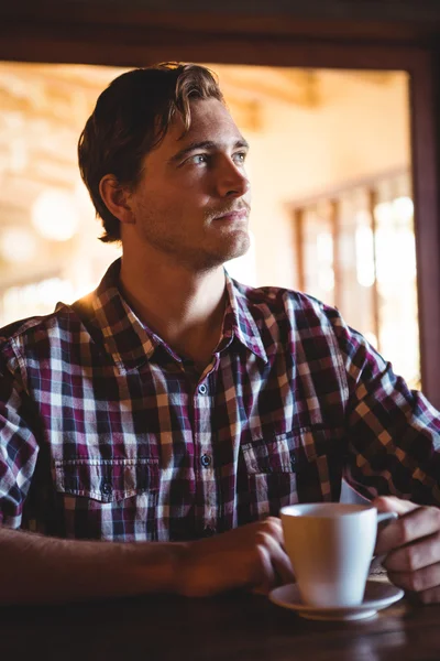 Trauriger Mann trinkt einen Kaffee — Stockfoto