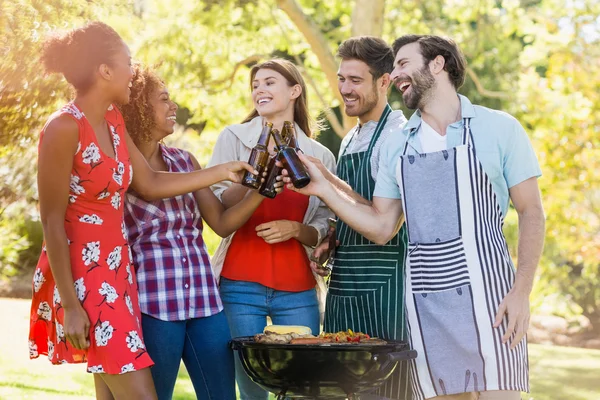 Amici brindare a una bottiglia di birra — Foto Stock