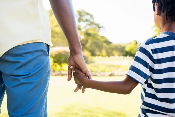 Focus su mani di figlio e padre — Foto Stock