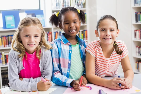 Ritratto di bambini in biblioteca — Foto Stock