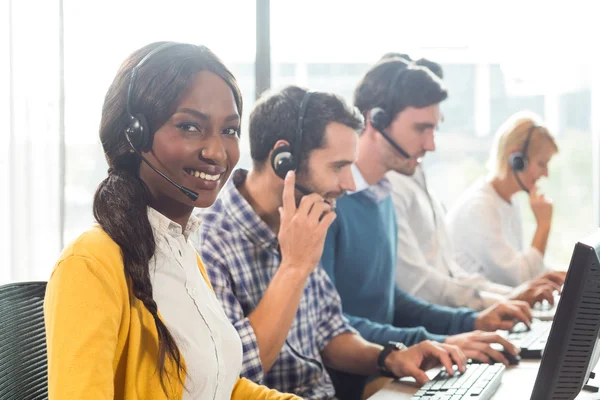 Team dat werkt op de computer met headset — Stockfoto