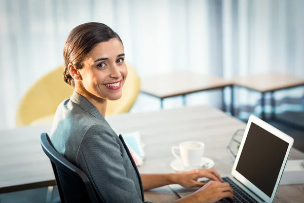 Businesswoman working on laptop — Stock Photo, Image