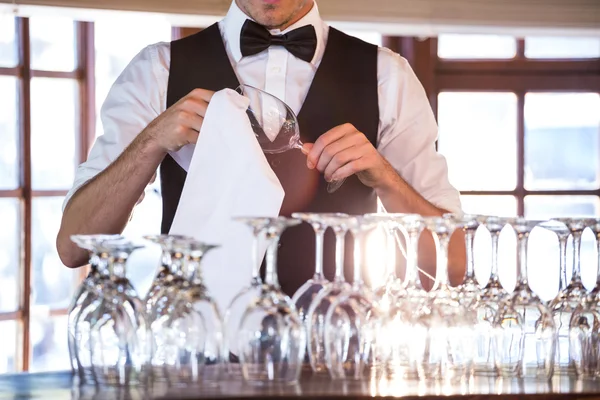 Mid sectie van barman schoonmaken wijnglas — Stockfoto