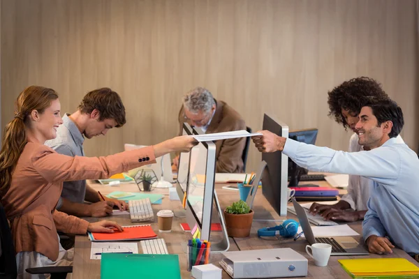 Zakenman een bestand doorgeven aan zijn collega — Stockfoto