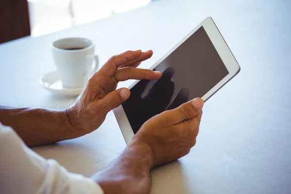 Hombre usando una tableta —  Fotos de Stock