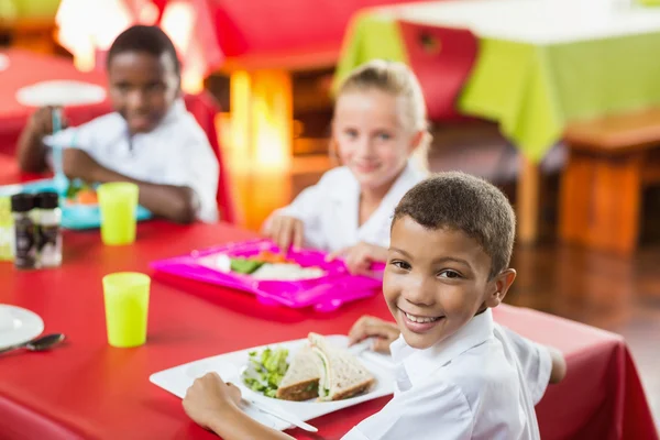 Barn har lunch under rasttid — Stockfoto