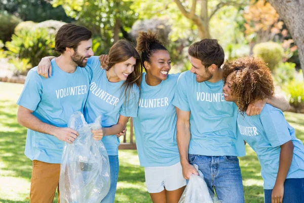 Grupo de voluntários se divertindo — Fotografia de Stock