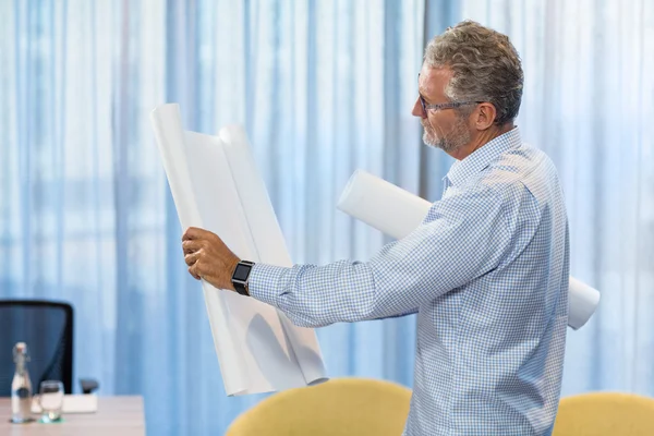 L'uomo che guarda il progetto — Foto Stock