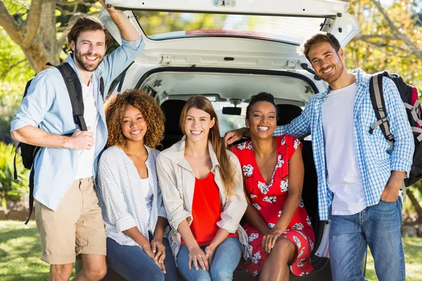 Gruppe von Freunden unterwegs sitzt im Kofferraum des Autos — Stockfoto