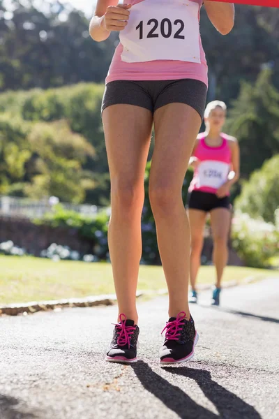 Női sportoló állva futópálya — Stock Fotó