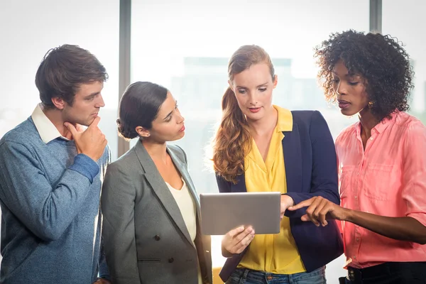 Gli uomini d'affari discutono su tablet digitale — Foto Stock