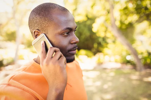 Un homme heureux appelle au téléphone — Photo