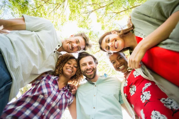 Amigos desfrutando no parque — Fotografia de Stock